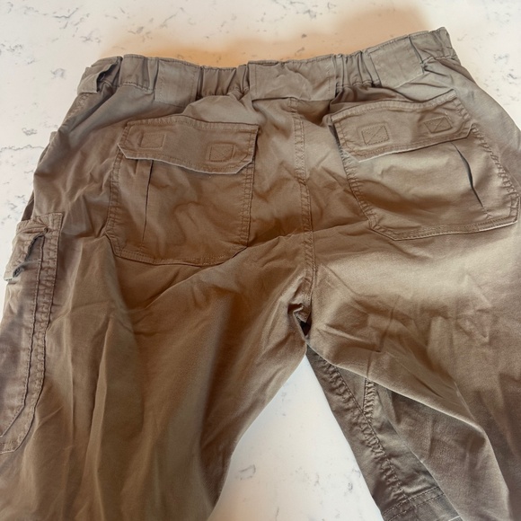 DULUTH TRADING MEN'S CARGO SHORTS BROWN SIZE XL EXCELLENT CONDITION - Picture 1 of 10